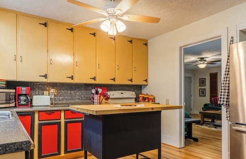 Old Town House | Relaxing 3/2 House Family Friendly & Pet Friendly with huge picnic pavilion