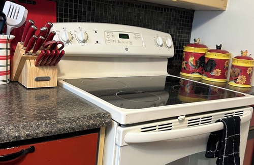 Old Town House | Relaxing 3/2 House Family Friendly & Pet Friendly with huge picnic pavilion