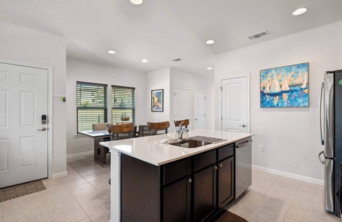 Manor House | Relaxing 3BR Retreat! Incredible Location! Community Pool & Gym.