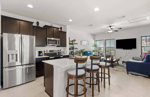 Manor House | Relaxing 3BR Retreat! Incredible Location! Community Pool & Gym.