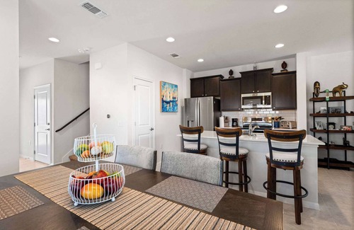 Manor House | Relaxing 3BR Retreat! Incredible Location! Community Pool & Gym.