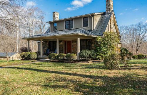 Aldie House | Relaxing Aldie Retreat with Fireplaces and Pool