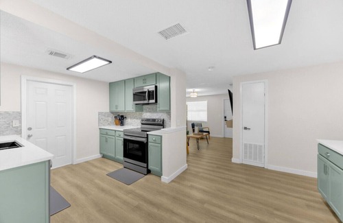 Apollo Beach House | Serene Apollo Oasis: Pet-Friendly Family Retreat