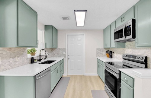 Apollo Beach House | Serene Apollo Oasis: Pet-Friendly Family Retreat