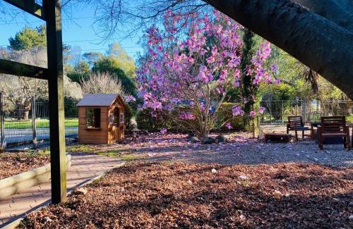 Burrawang House | Tranquil Farmhouse Retreat: Pet & Child Friendly Stay