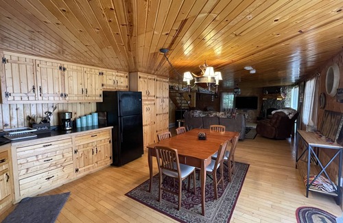 Harpers Ferry Cabin | Inviting Moose Lodge Cabin: Family-Friendly Retreat Awaits