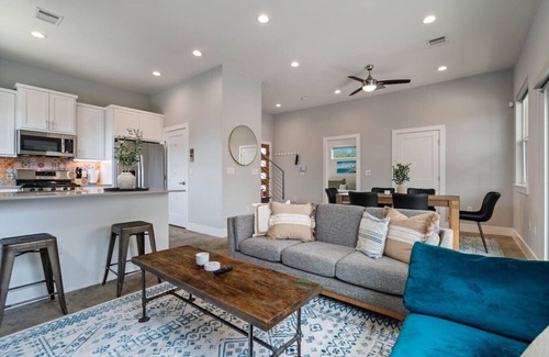 Montopolis House | Relaxing Austin Escape | Cowboy Pool + Casita
