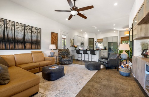 Austin House | Exceptional Guest House with Spa on 5-Acre Retreat