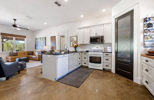 Austin House | Exceptional Guest House with Spa on 5-Acre Retreat