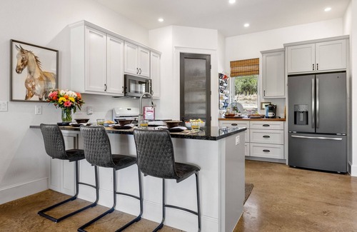 Austin House | Exceptional Guest House with Spa on 5-Acre Retreat