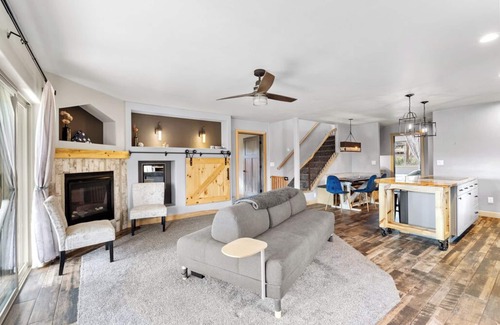 Gleneagle House | Stylish Home Retreat with Prime Amenities and 10/10 Rating