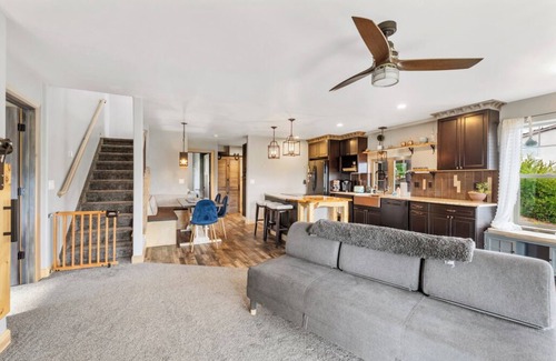 Gleneagle House | Stylish Home Retreat with Prime Amenities and 10/10 Rating