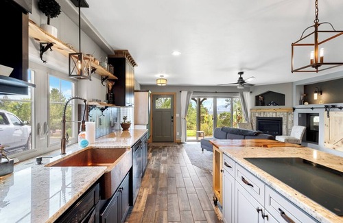 Gleneagle House | Stylish Home Retreat with Prime Amenities and 10/10 Rating
