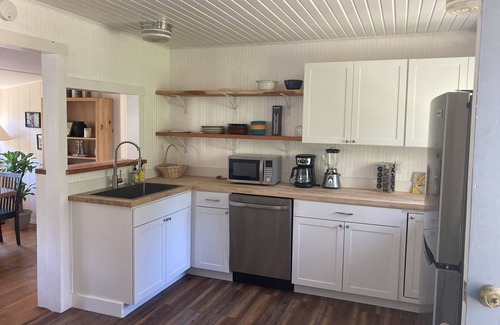 Bodega Bay Cottage | Relaxing Beekeeper's Cottage with Ocean View & Hot Tub