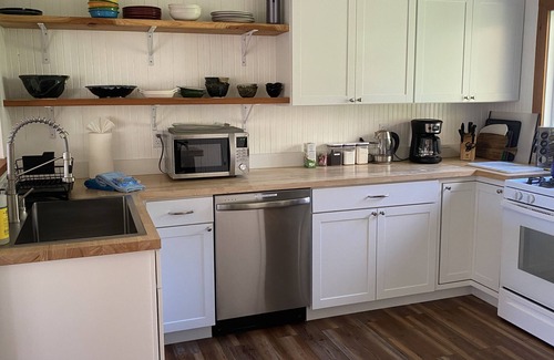 Bodega Bay Cottage | Relaxing Beekeeper's Cottage with Ocean View & Hot Tub
