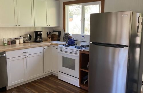 Bodega Bay Cottage | Relaxing Beekeeper's Cottage with Ocean View & Hot Tub