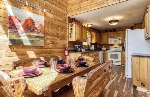 Gatlinburg - Pigeon Forge Cabin | Idyllic Cabin with Hot Tub & Amazing Mountain Views