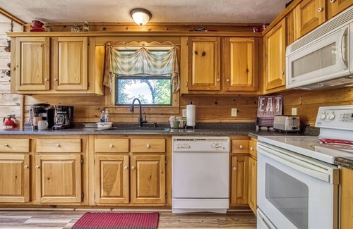 Gatlinburg - Pigeon Forge Cabin | Idyllic Cabin with Hot Tub & Amazing Mountain Views