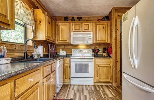 Gatlinburg - Pigeon Forge Cabin | Idyllic Cabin with Hot Tub & Amazing Mountain Views