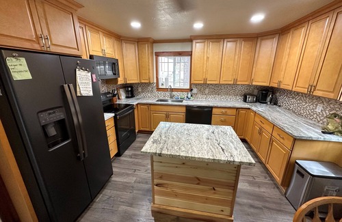 Markleeville Cabin | Cozy Cabin Retreat with Spa and Pool in the Woods