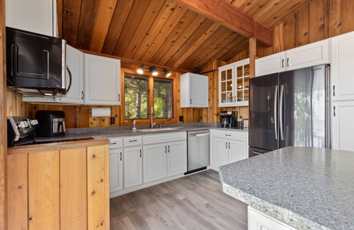 Cushing Cabin | Idyllic Cabin Retreat with Lakeside Firepit & Stunning Views