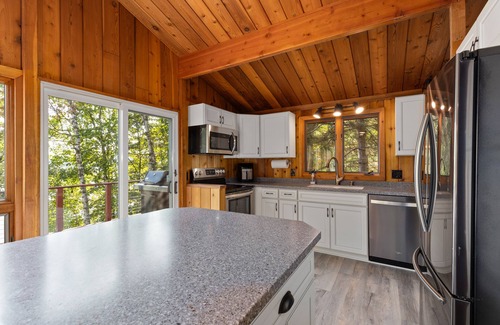 Cushing Cabin | Idyllic Cabin Retreat with Lakeside Firepit & Stunning Views