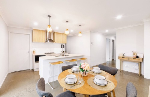 Portarlington House | Tranquil Coastal Escape with Breakfast & Family Amenities