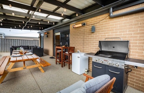 Portarlington House | Tranquil Coastal Escape with Breakfast & Family Amenities