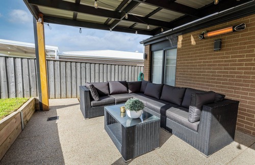 Portarlington House | Tranquil Coastal Escape with Breakfast & Family Amenities