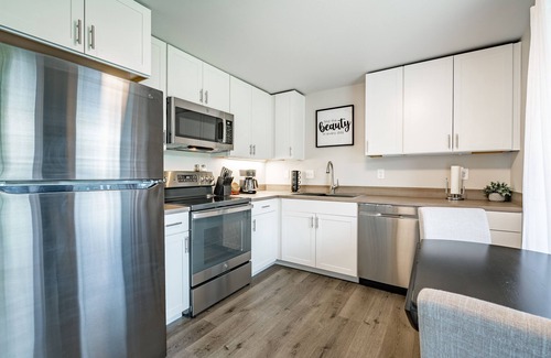 Birch Bay Condo | Unwind in King/Qu Bed Room with Hot Tub and Pool Access