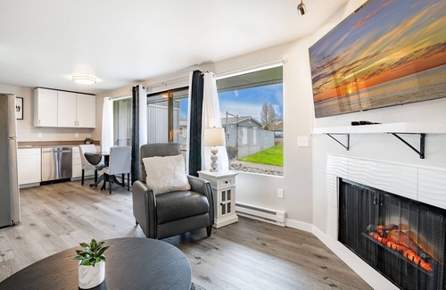 Birch Bay Condo | Unwind in King/Qu Bed Room with Hot Tub and Pool Access