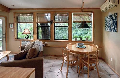 Travis Heights House | Relaxing Cottage for Couples in Peaceful Forest near Austin, Texas