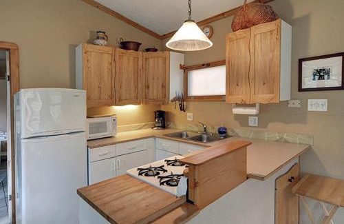 Travis Heights House | Relaxing Cottage for Couples in Peaceful Forest near Austin, Texas