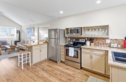 Town of Essex Cottage | Idyllic Cottage Retreat Close to EPIC Wineries