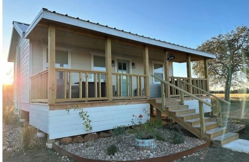 Fredericksburg Cottage | Relaxing cottage with private hot tub and firepit in the heart of wine country