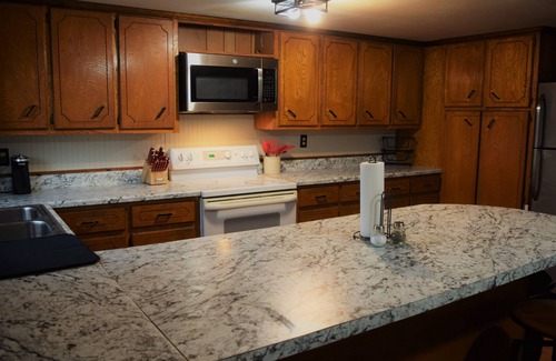 Golden House | Idyllic Country Escape: Lake Fun and Pet-Friendly Comfort
