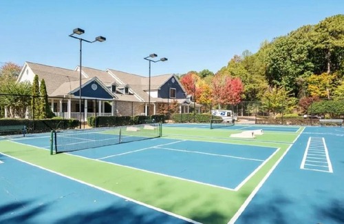 Sandy Springs Apartment | Cozy King Bed Unit with Pool & Hot Tub for Ultimate Relaxation