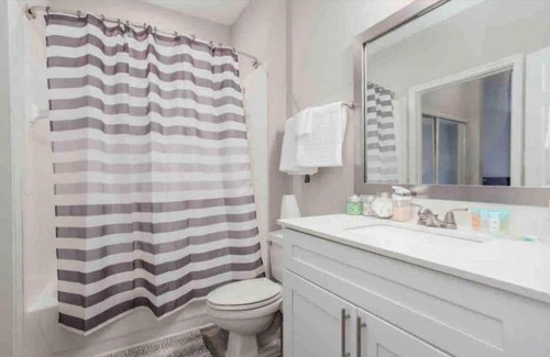 Sandy Springs Apartment | Cozy King Bed Unit with Pool & Hot Tub for Ultimate Relaxation