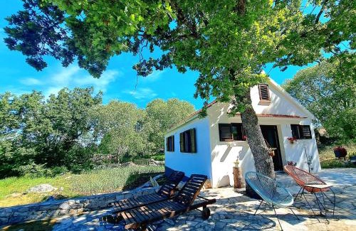 Ljubitovica House | Tranquil Dalmatian House with Ocean View & Pool Access