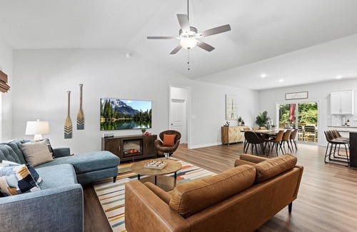 Mineral House | Relax on Lake Time: Pool, Boat Slip & Paddle Boards Await