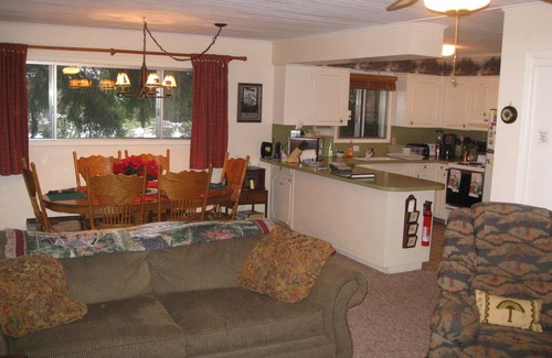 Welches House | Serene Getaway on Mt Hood - Riverfront with Spa & More