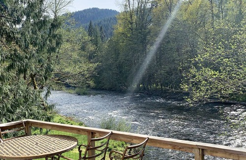 Welches House | Serene Getaway on Mt Hood - Riverfront with Spa & More