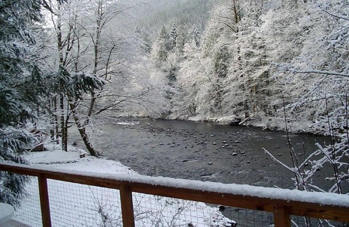 Welches House | Serene Getaway on Mt Hood - Riverfront with Spa & More
