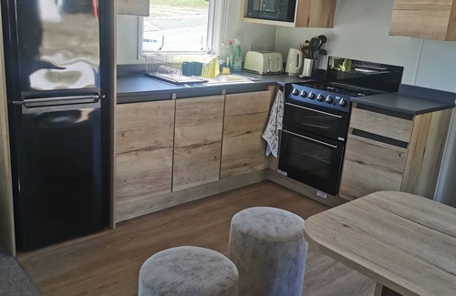 Cowes House | Relaxing Getaway at Thorness Bay Caravan Park – Isle of Wight Retreat
