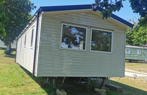 Cowes House | Relaxing Getaway at Thorness Bay Caravan Park – Isle of Wight Retreat