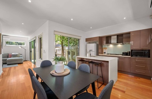 Kew House | Relaxing Getaway Oasis with Patio in Kew
