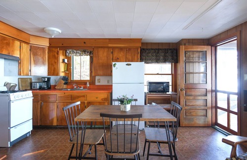 Sebago Cottage | Cozy Pet-Friendly Cottage on Peabody Pond with Lake View