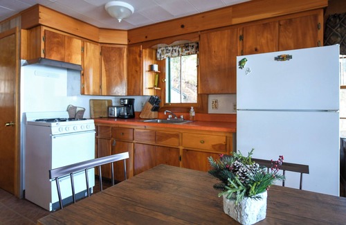 Sebago Cottage | Cozy Pet-Friendly Cottage on Peabody Pond with Lake View