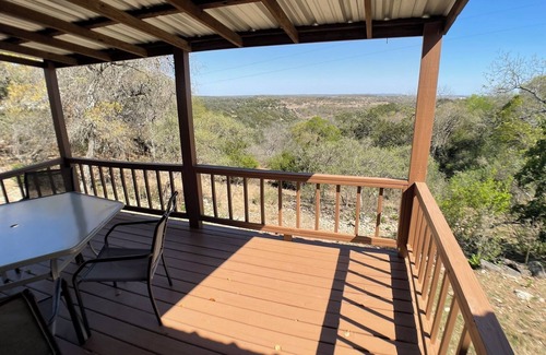 Fredericksburg Apartment | Pet-Friendly Rocky Top Cabin with Loft and 10/10 Rating