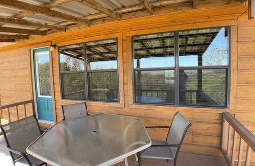 Fredericksburg Apartment | Pet-Friendly Rocky Top Cabin with Loft and 10/10 Rating